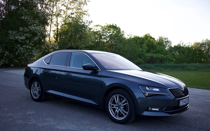 Skoda Superb cena 64500 przebieg: 109000, rok produkcji 2015 z Chełmża małe 172